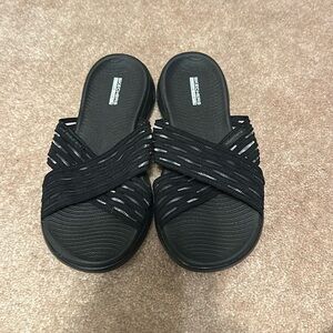 Sketchers goga mat black sandals